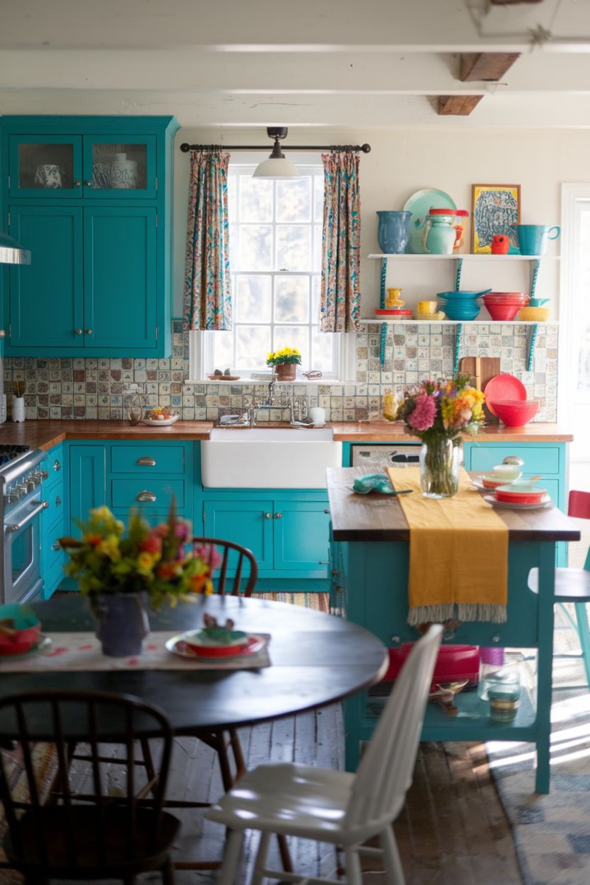 A vibrant farmhouse kitchen that bursts with color and charm