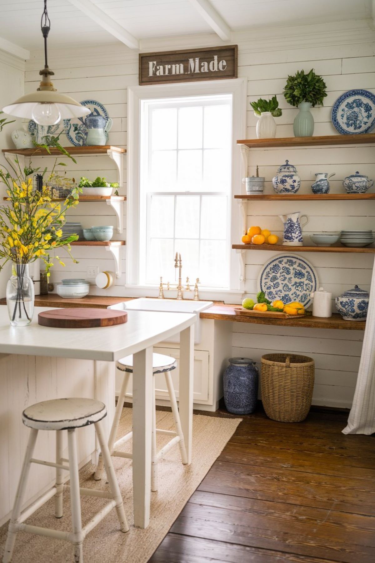 cozy farmhouse kitchen idea with lemon decor