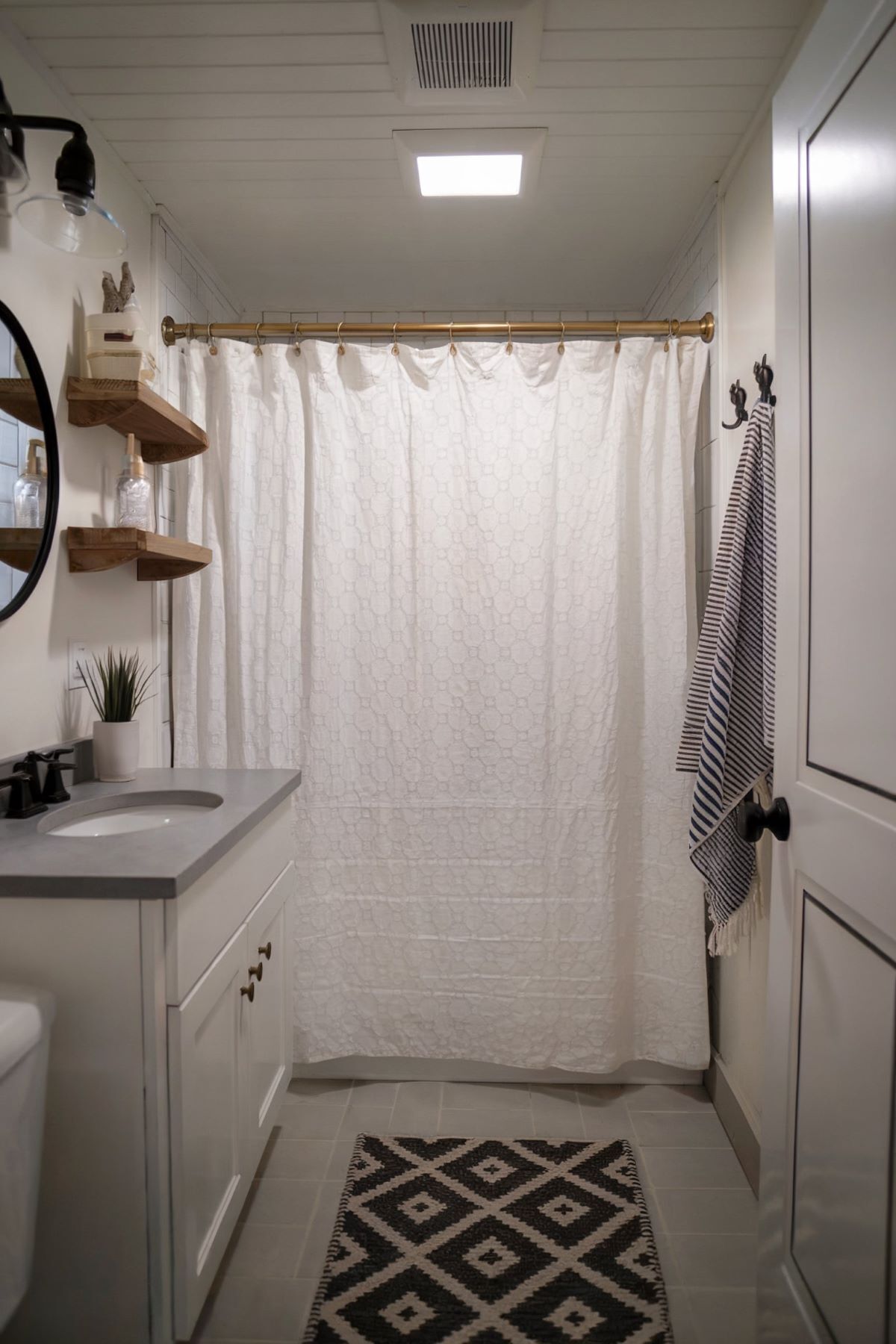 small farmhouse bathroom curtain and rug ideas
