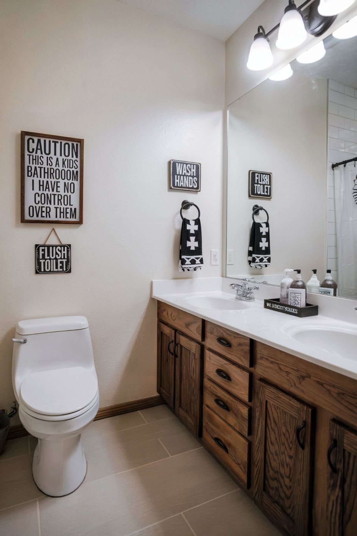 small farmhouse bathroom idea for kids