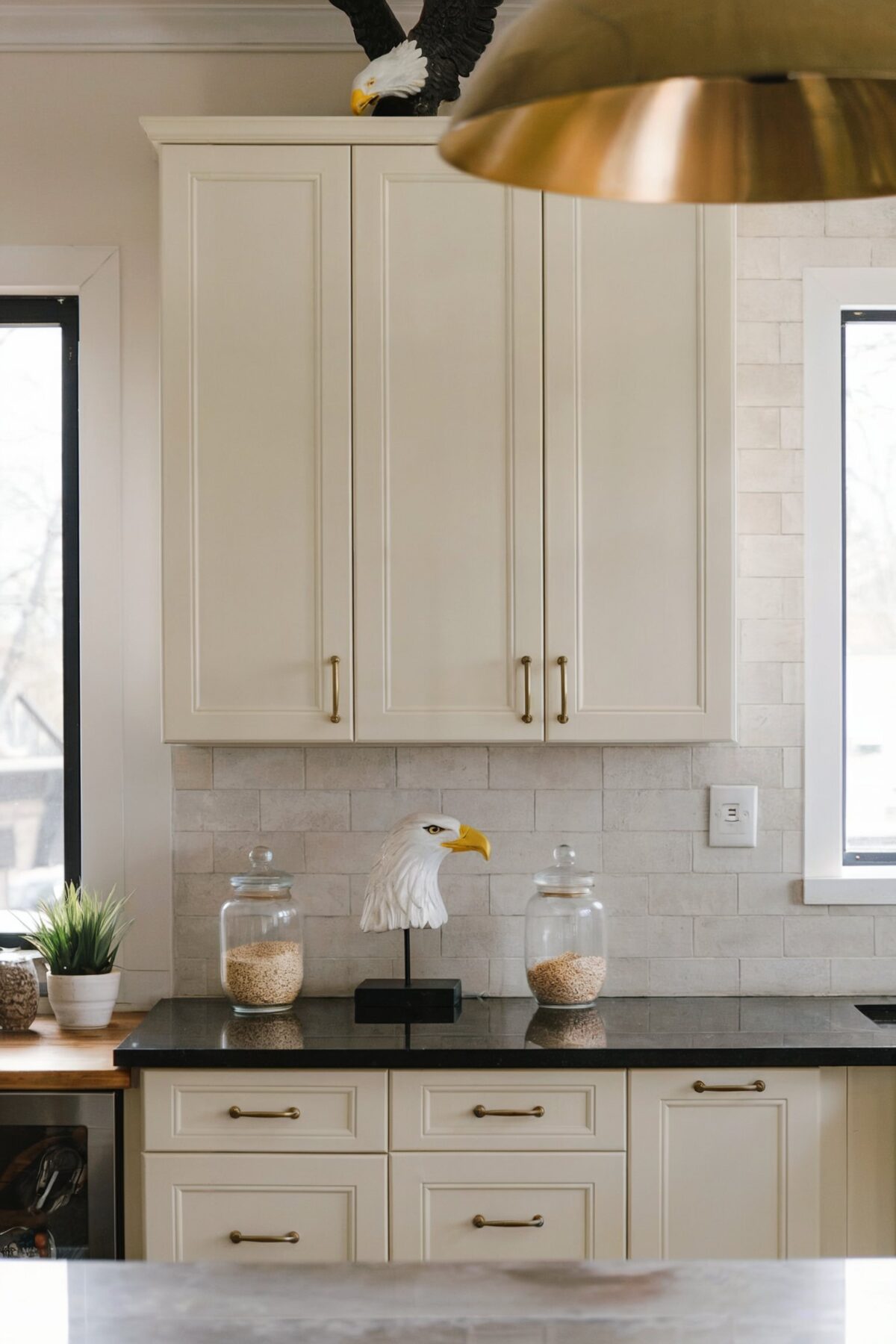a kitchen backsplash ideas with dark countertop