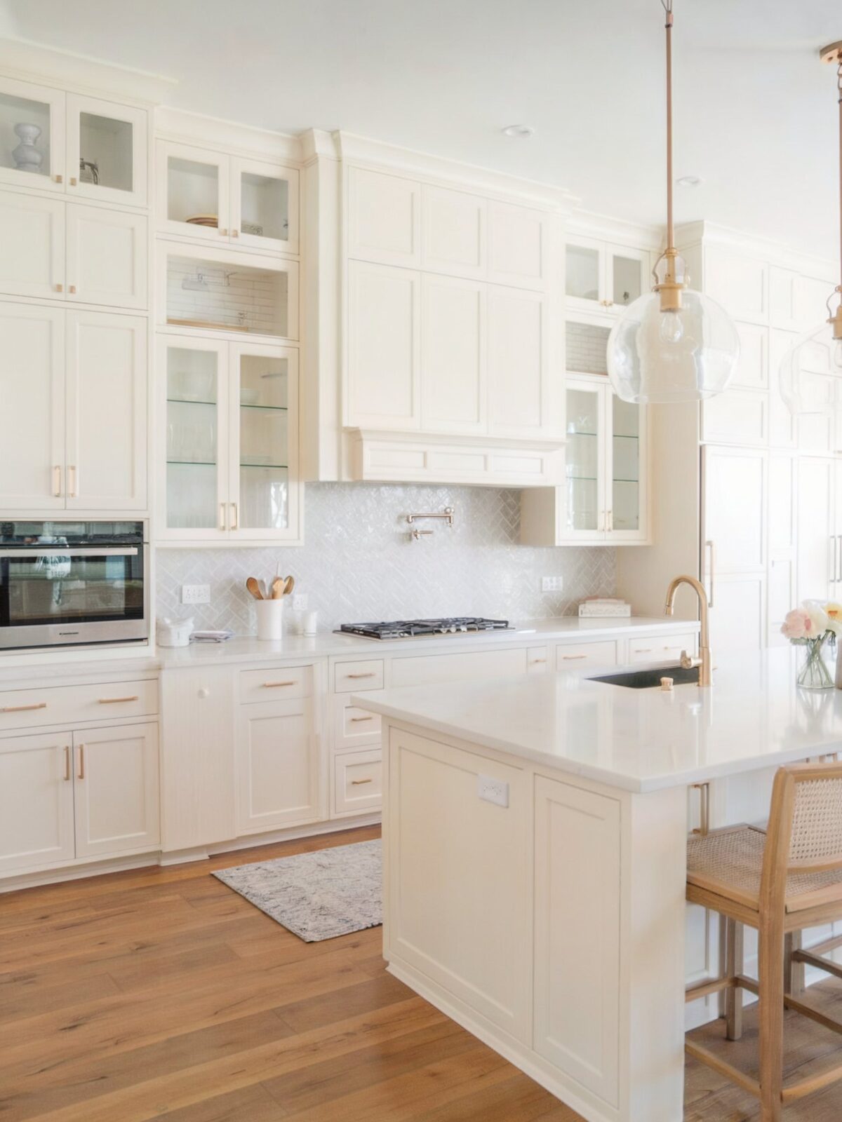 a photo of a kitchen backsplash idea with cream cabinets