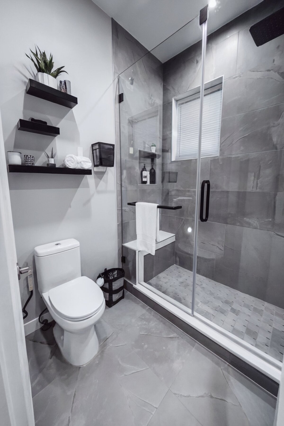 bathroom interior design ideas monochrome (white walls, grey marble floor) (1)