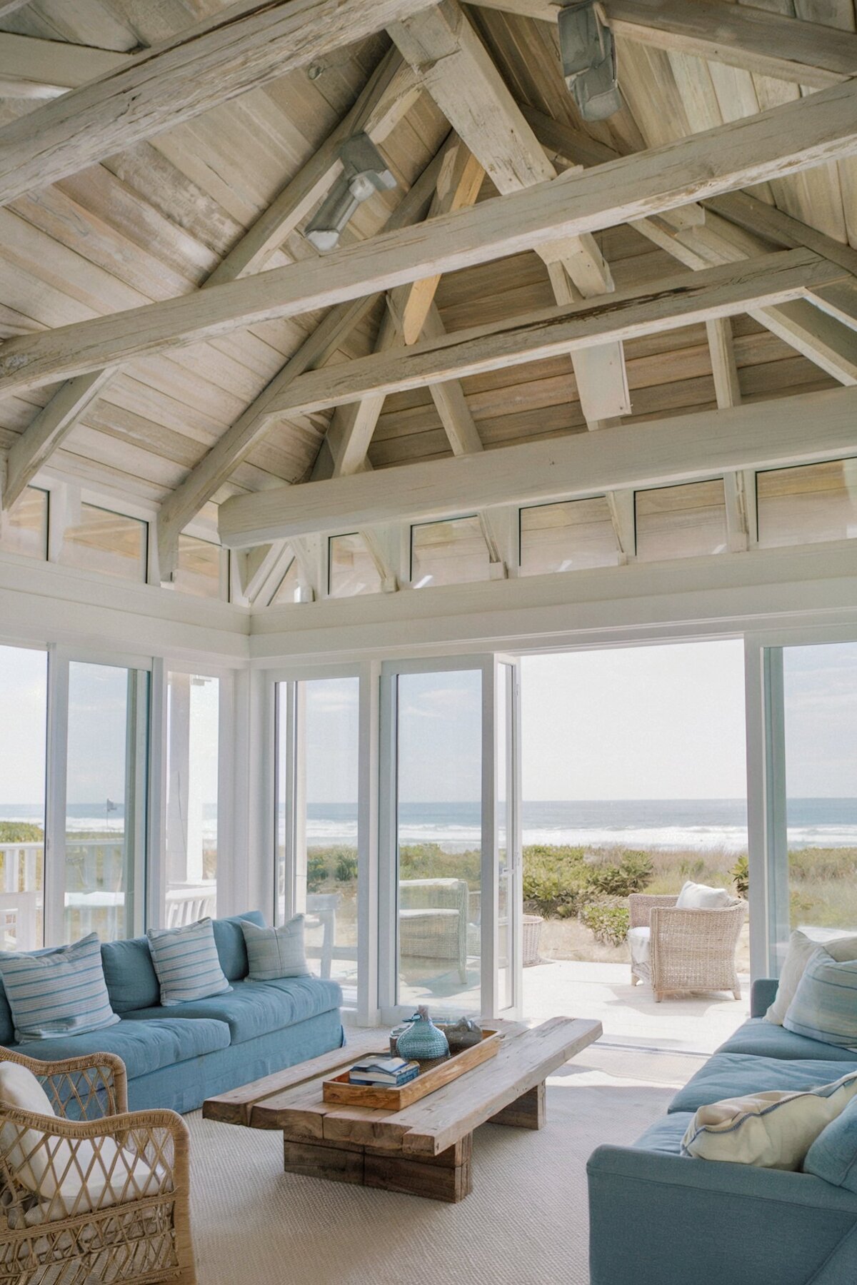 coastal living room decor vaulted ceiling